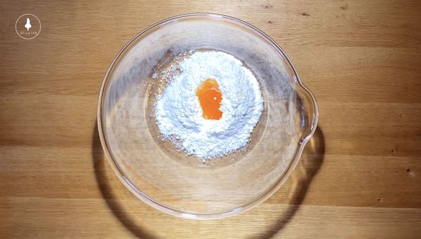 加入低筋麵粉和蛋黃攪拌