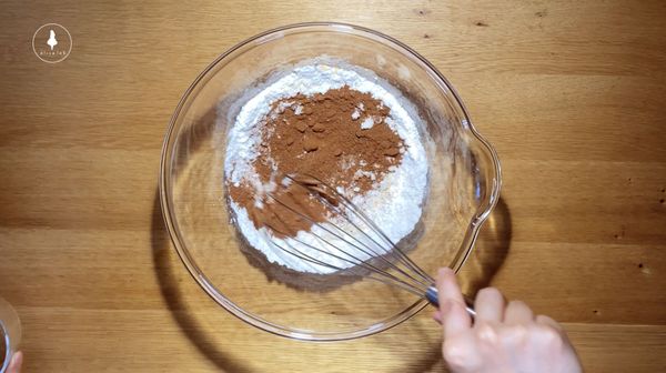 加入朱古力粉攪拌