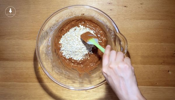 加入燕麥攪拌便完成麵糊