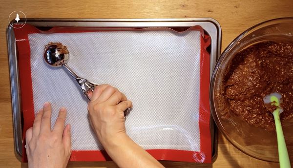 用雪糕匙逐一放下拌好的粉漿