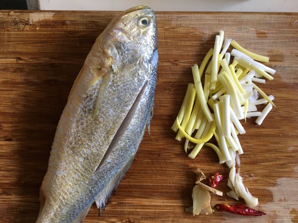 葱切段、薑切片、蒜頭切片、辣椒切圈、黃魚洗淨.....