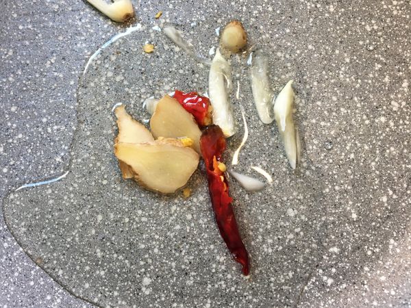 鍋裡放油開小火炒香蒜頭薑辣椒.....