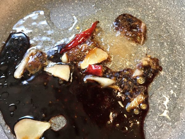 加1小匙糖和1至2大匙醬油......