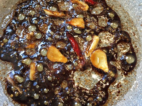 將醬汁拌勻煮滾.....