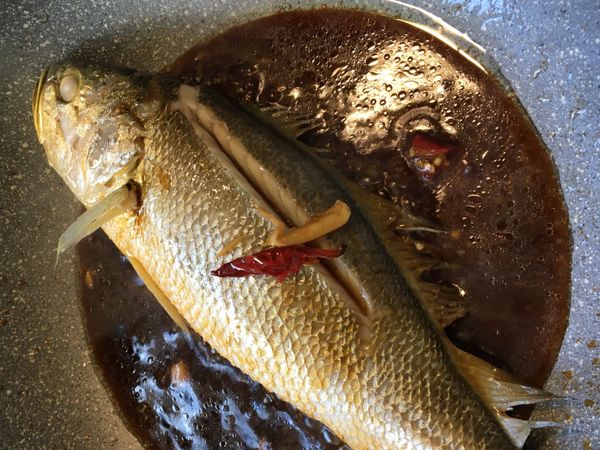 看見魚鰭翹起來時先翻面續燒.....