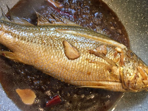 將黃魚燒熟直到湯汁收乾.....