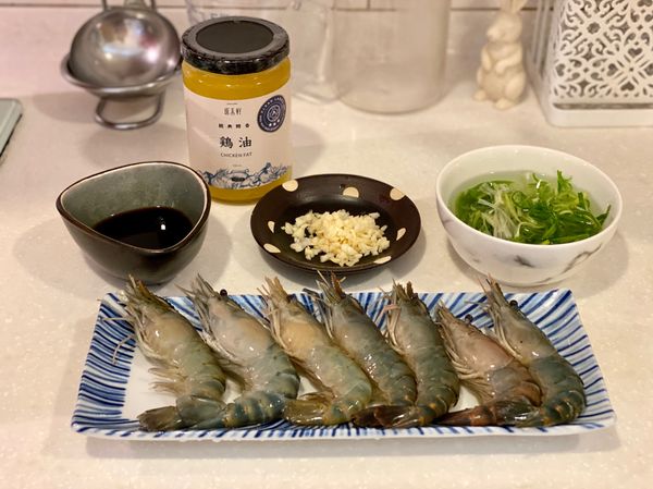 剪掉蝦子觸鬚，開背清腸泥洗淨備用。
調味料調好、蒜切成末備用。