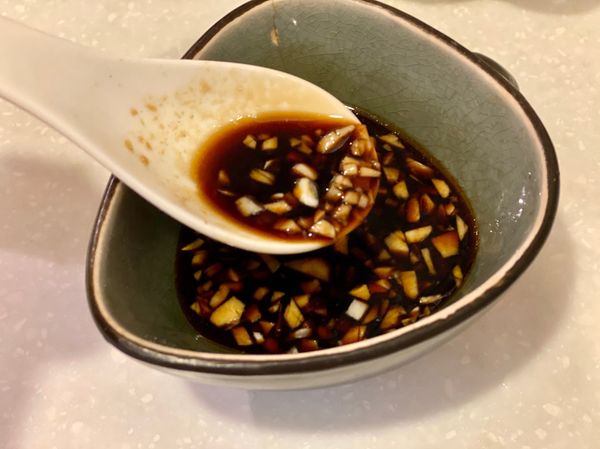 將蒜末加入調味料內混合均勻。