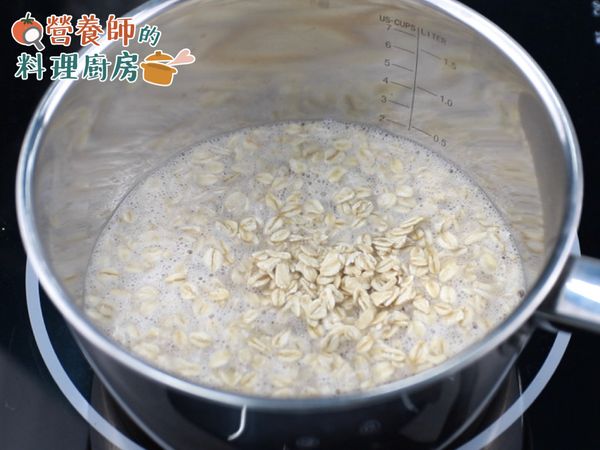 首先，將燕麥倒入煮滾的熱水中