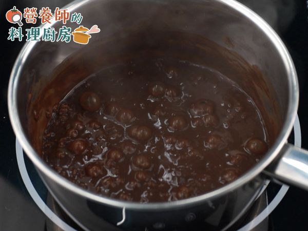 再加入無糖可可粉，持續攪拌至喜歡的稠度後，盛入碗中