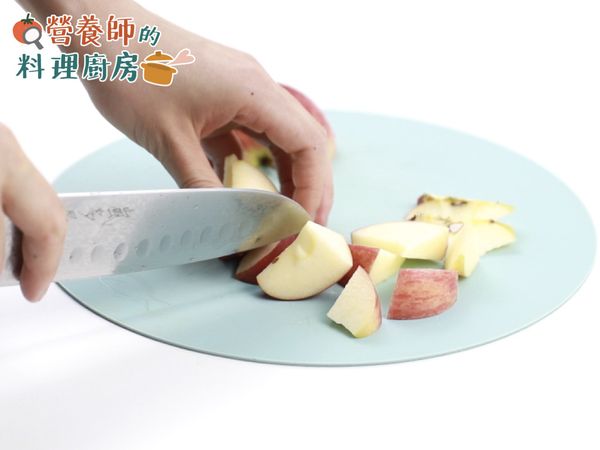 將蘋果切成塊狀