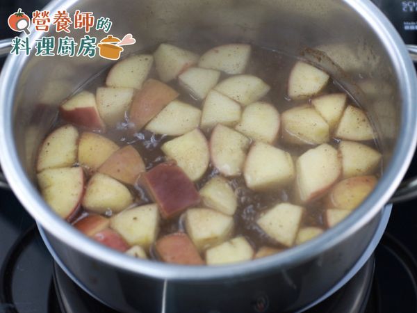 煮一鍋熱水，加入蘋果與肉桂粉悶煮入味至軟