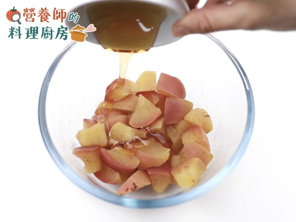 接著，將煮熟的肉桂蘋果與蜂蜜拌勻