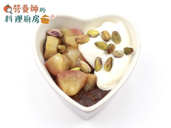 將調味好的蘋果、無糖優格放在煮好的可可燕麥粥上，最後再撒點開心果即可