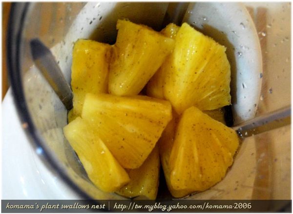 緊接著將黑木耳養生露取代水，直接倒入在果汁機中。