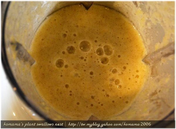 用果汁機將黑木耳養生露與鳳梨一起打成蔬果汁。