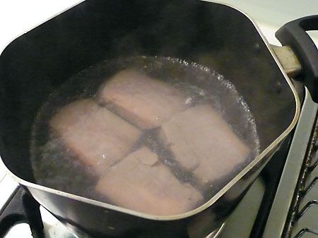 整條五花肉川燙定型(煮5分鐘)。紅蘿蔔切滾刀塊，蒟蒻以手撕成小塊