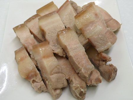 五花肉取出待稍涼後切片