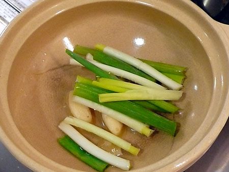 起油鍋炒香蔥、薑