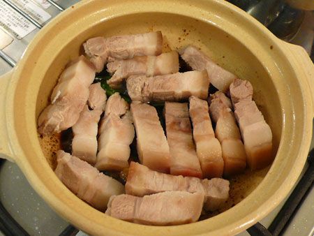 放入紅蘿蔔、豬肉、蒟蒻、調味料，加少許水大火煮滾