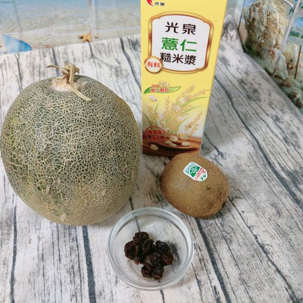 準備好所需要的食材後，將光泉薏仁糙米漿直接拿到冷凍庫急速冷凍60分鐘。