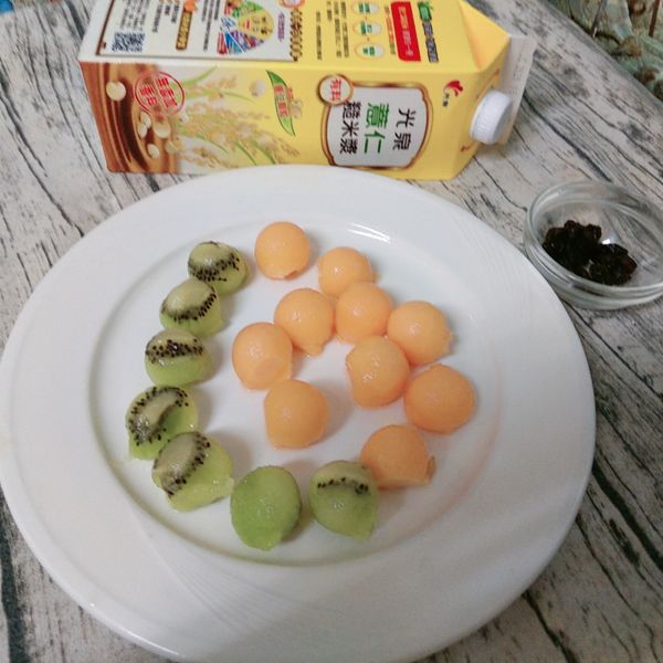 奇異果和哈蜜瓜去皮後用挖球器挖成小球狀備用。