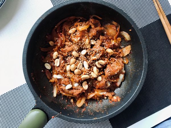 將豬肉切片，加入辣椒醬、辣椒粉、糖、蒜末、米酒、蠔油、黑胡椒粉、青蔥段、洋蔥片醃漬一小時以上。