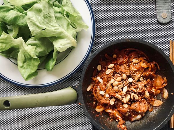 起鍋之前放入花生和灑上白芝麻，配上一些生菜包著吃剛剛好。