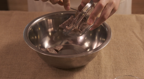 芋頭去皮、切片，用電鍋蒸熟。