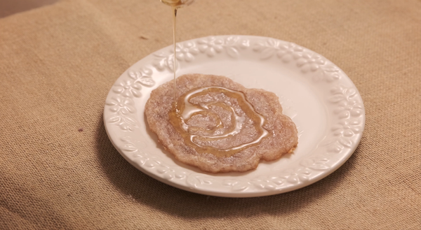 將芋泥Q餅起鍋裝盤，淋上蜂蜜即可。