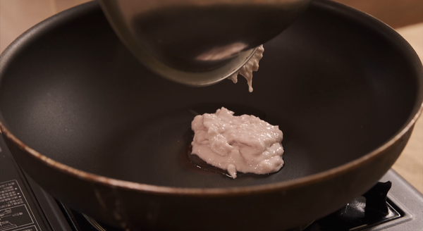 取鍋，倒入芋泥，加入一半的油，以小火不斷翻炒，讓油被芋泥完全吸收。