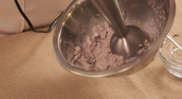 將蒸熟的芋頭、地瓜粉、糖及水加入調理機中，打成芋泥。