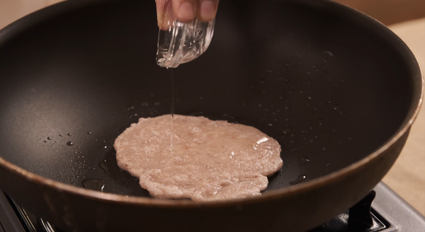 加入剩下的油繼續翻炒，直到油都吸進芋泥中。