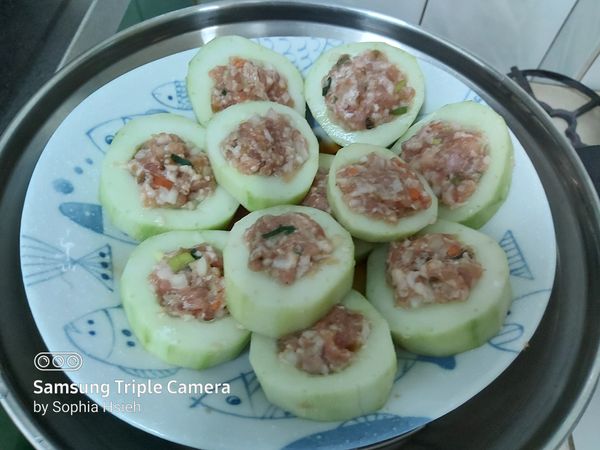 將肉填入黃瓜中，盤底放1/2匙蠔油，鰹魚粉1/4匙，電鍋蒸，外鍋放一杯水