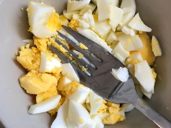 把薯仔去皮、切塊，並與雞蛋放在冷水中，開火

水沸騰後開始計時8分鐘。

雞蛋拿出去殼，中間切開拿出蛋黃放入碗中，蛋白切碎後同樣放入碗中 把蛋黃也壓碎