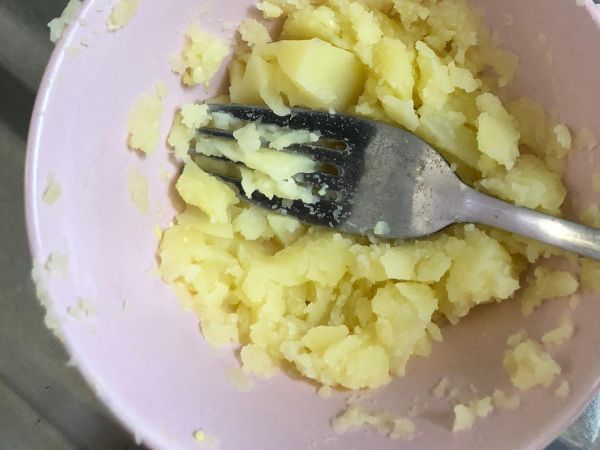 薯仔壓碎成薯仔蓉。