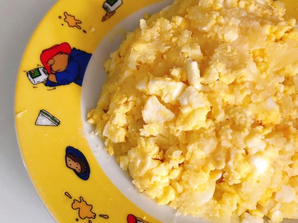 碎雞蛋和薯仔蓉混合，加入沙律醬