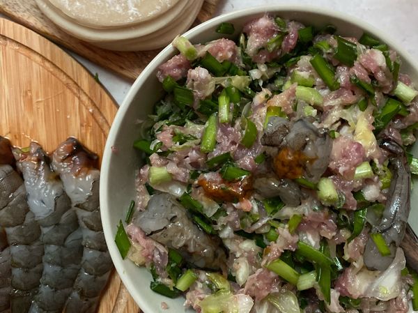 韭菜和150g蝦做蝦仁碎拌勻，內餡就完成✅