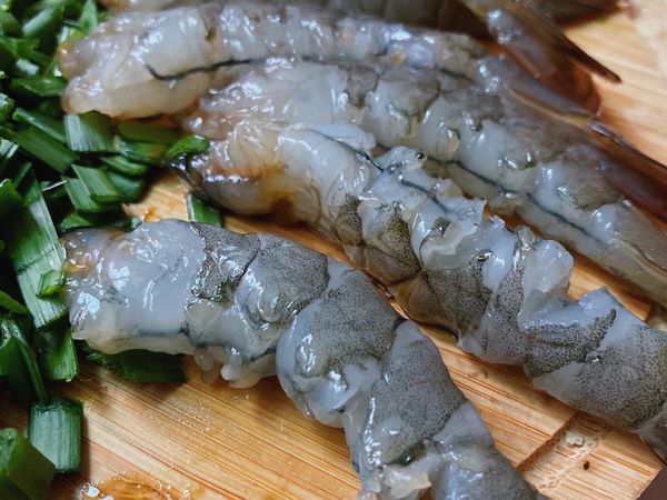 全蝦去頭，剝殼，身體內側輕劃三刀，讓蝦子蒸熟可以挺直