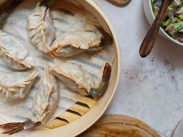 中間對折壓緊，拉皺褶捏緊開口