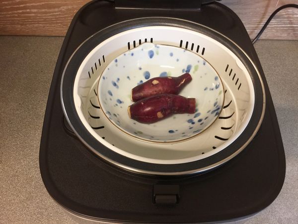 地瓜洗凈,放進電子鍋裡,底部放水,選擇蒸煮模式,蒸好後晾涼備用(地瓜也可以買烤好現成的使用)