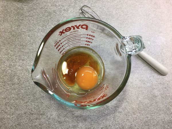 雞蛋加入蜂蜜,攪拌勻