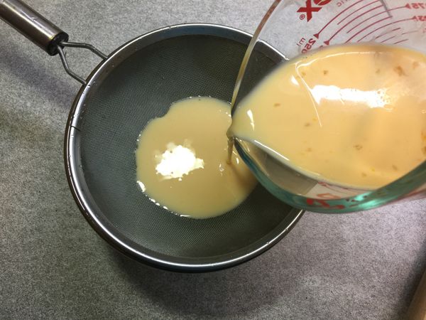 把蛋奶液過篩
