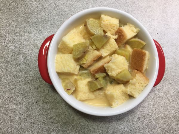 吐司和地瓜放進烤皿裡,倒入蛋奶液