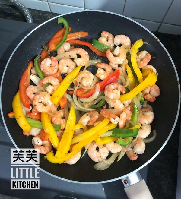 加入虎蝦仁炒熟，加調味料炒勻即可。