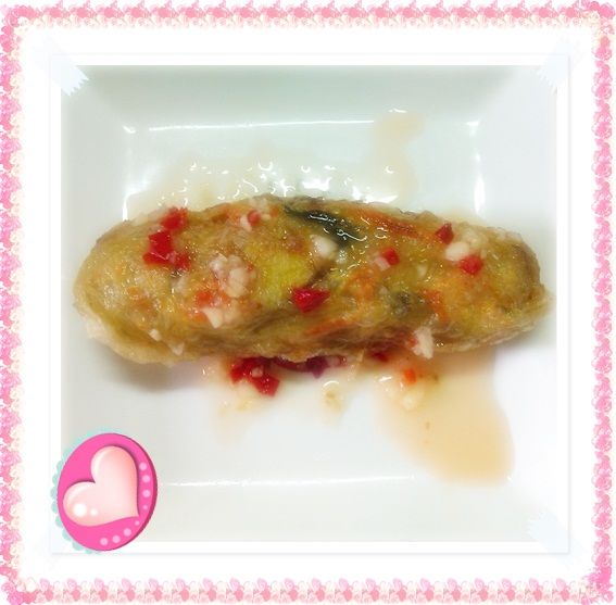 沾醬的作法：將辣椒、蒜頭切成末，再將所有的沾醬材料拌在一起即可。