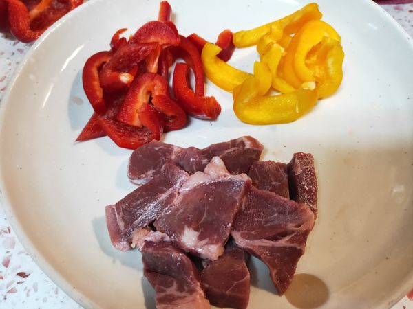 材料前置作業，牛肉切厚條狀（少許鹽略醃製）。