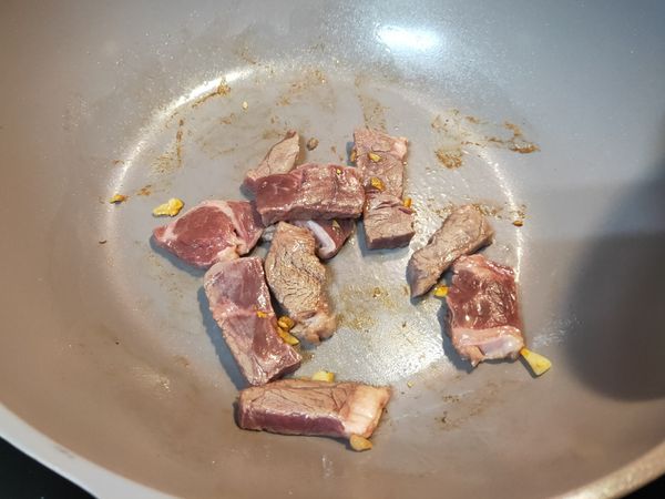 下油炒香蒜末，再加入牛肉拌炒。