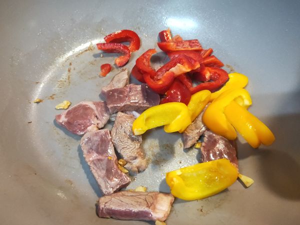 牛肉5分熟時再下甜椒拌炒。