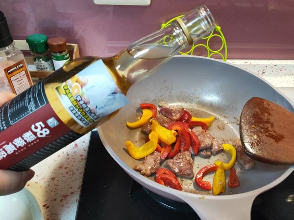 再加入1大匙的高粱醋還有鹽再拌炒一下。